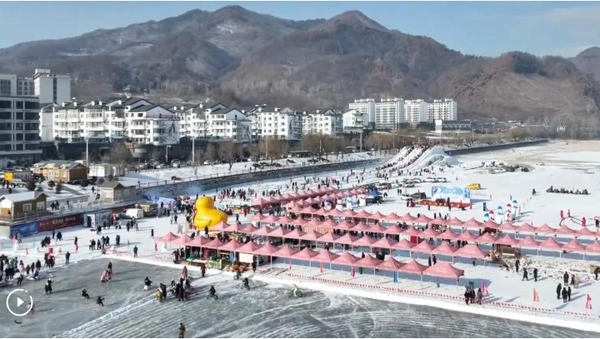 Tourists Embrace Winter Fun in Ji'an, China