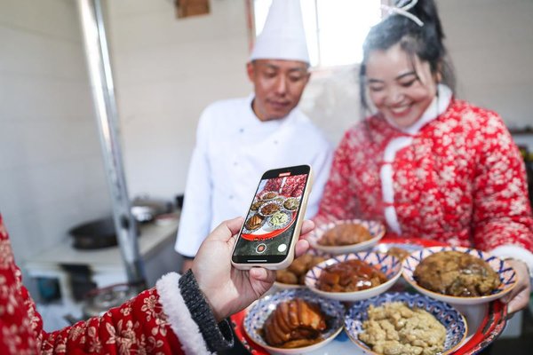 Vloggers, Live Streamers in Gansu Promote Local Specialties as Spring Festival Approaches