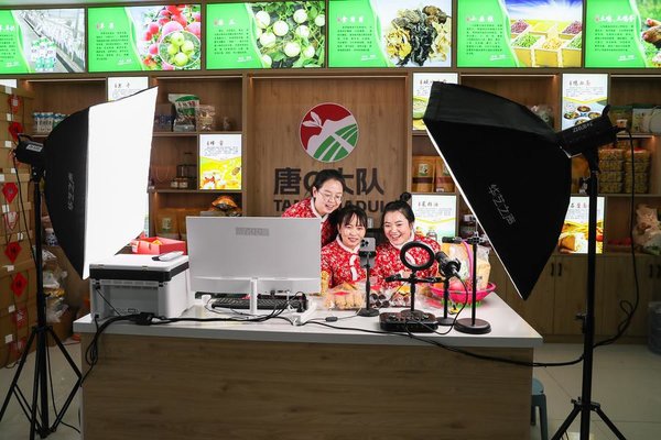 Vloggers, Live Streamers in Gansu Promote Local Specialties as Spring Festival Approaches