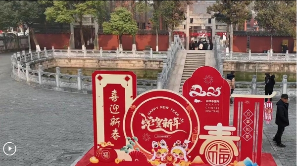 Foreign Expats Experience Chinese Culture in China's Chizhou