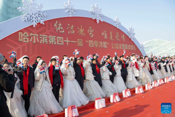 Free Group Wedding Held at Harbin Ice-Snow World