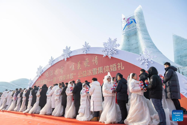 Free Group Wedding Held at Harbin Ice-Snow World