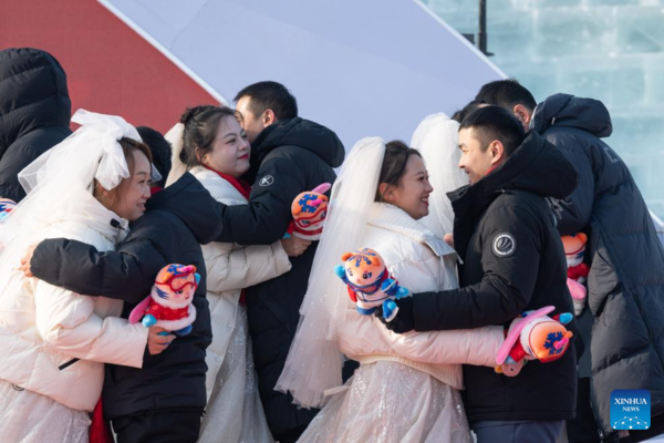 Free Group Wedding Held at Harbin Ice-Snow World