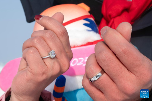 Free Group Wedding Held at Harbin Ice-Snow World