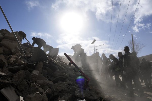 In Bitter Cold, Rescuers Race Against Time to Tackle Aftermath of Xizang Quake