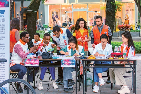 International Friends Receive Warmth by Volunteering in Sanlitun