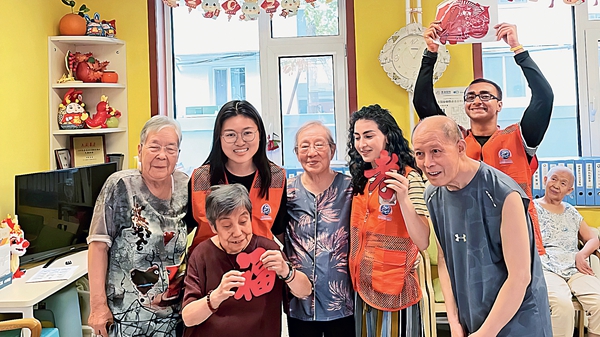 International Friends Receive Warmth by Volunteering in Sanlitun