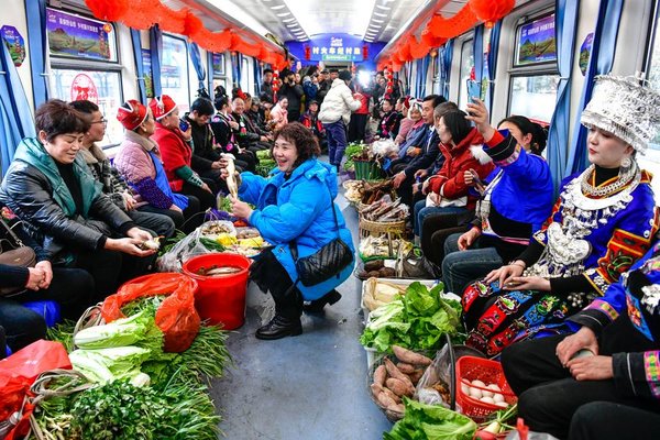 'Village Gala' Held on Train in SW China's Guizhou Welcomes the Spring Festival