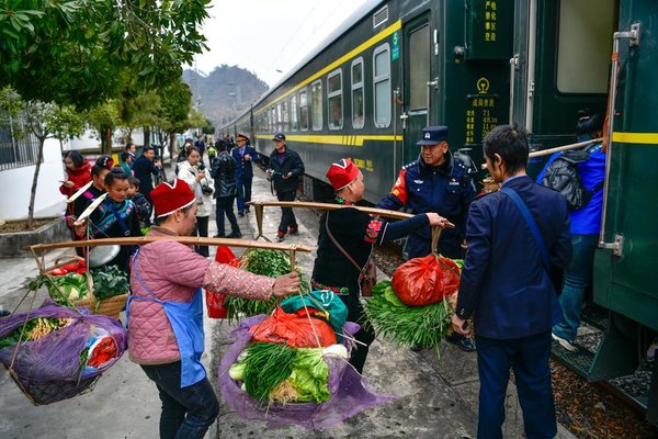 'Village Gala' Held on Train in SW China's Guizhou Welcomes the Spring Festival