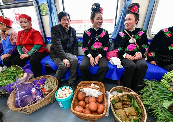 'Village Gala' Held on Train in SW China's Guizhou Welcomes the Spring Festival