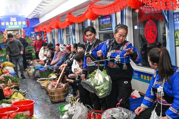 'Village Gala' Held on Train in SW China's Guizhou Welcomes the Spring Festival