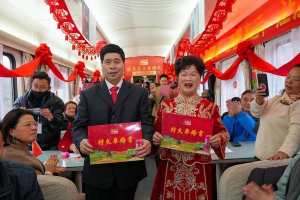 'Village Gala' Held on Train in SW China's Guizhou Welcomes the Spring Festival