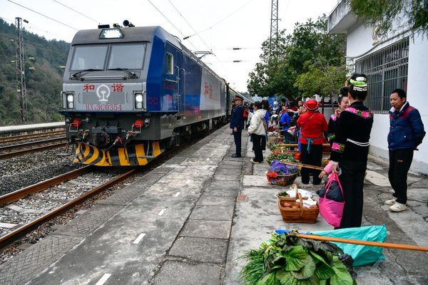 'Village Gala' Held on Train in SW China's Guizhou Welcomes the Spring Festival