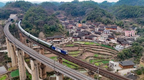 'Village Gala' Held on Train in SW China's Guizhou Welcomes the Spring Festival