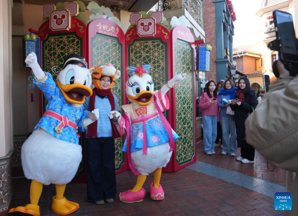 People Across China Enjoy Traditional Customs Before Spring Festival