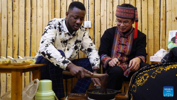 People Across China Enjoy Traditional Customs Before Spring Festival