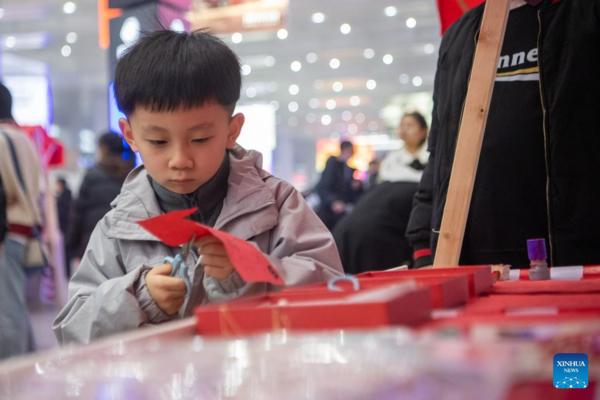 People Across China Enjoy Traditional Customs Before Spring Festival