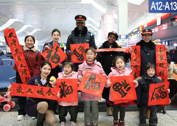 International Students Volunteer During 'Chunyun', Marvel at Convenience of High-Speed Rail