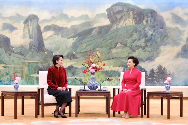 Peng Liyuan Chats Over Tea with Wife of Kyrgyz President