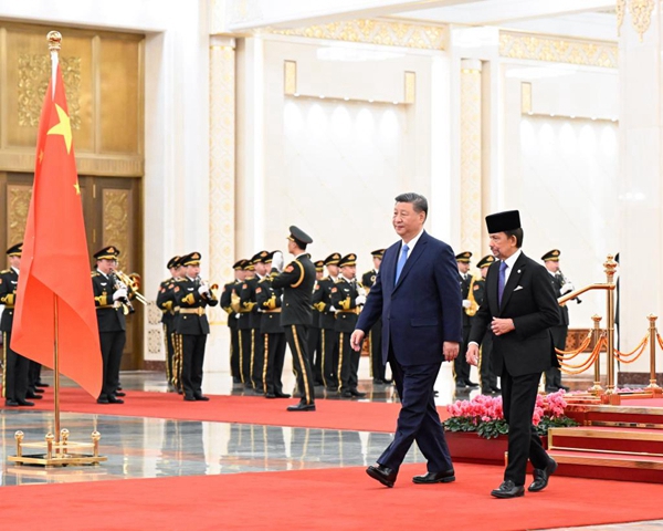 Xi Holds Talks with Brunei's Sultan