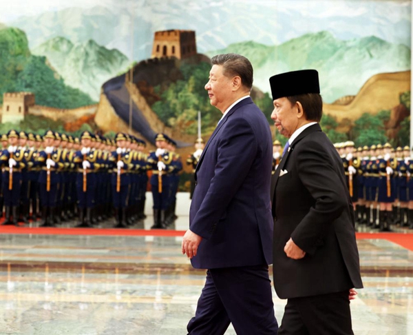 Xi Holds Talks with Brunei's Sultan