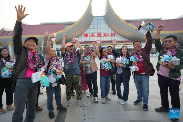 First Visa-Free ASEAN Tour Group Enters China's Xishuangbanna