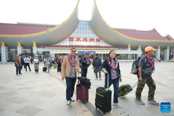 First Visa-Free ASEAN Tour Group Enters China's Xishuangbanna