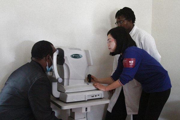 Chinese Doctors to Provide Free Surgeries for 600 Cataract Patients in Zimbabwe