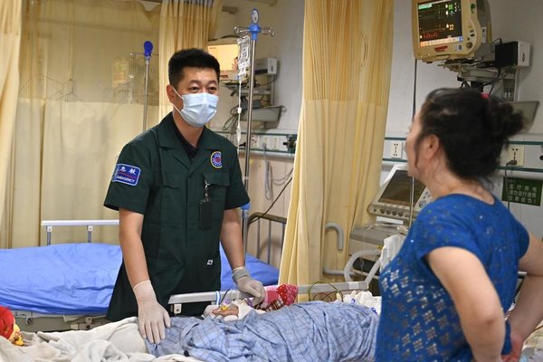 Head Nurse Dedicated to Safeguarding Health in Emergency Department