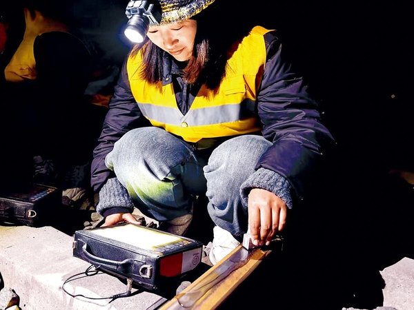 Flaw-Detection Team Shines on Qinghai-Xizang Railway