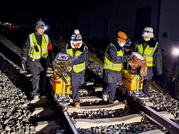 Flaw-Detection Team Shines on Qinghai-Xizang Railway